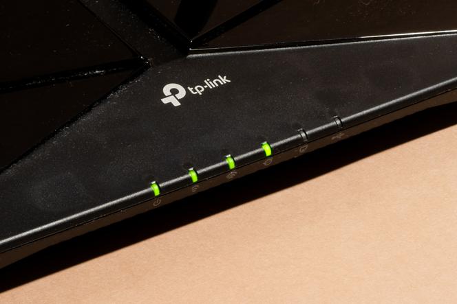 Vert, c’est bon signe. Cet AX50 est allumé, il diffuse sur deux fréquences et il est relié à Internet. Les témoins ici éteints indiquent l’activité Ethernet et USB.