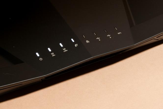 Les témoins lumineux de l’Asus sont d’un blanc doux. Les trois de droite renseignent sur l’activité des périphériques USB et le mode d’appairage WPS.