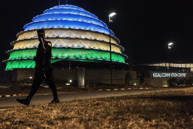 Un policier rwandais passe devant le dôme illuminé du centre de conférences de Kigali, en juillet 2017.