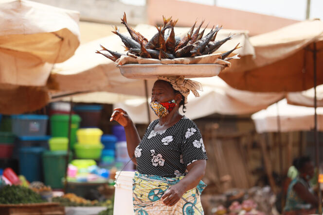 Les femmes sont les premières concernées par le revenu universel, car elles travaillent souvent dans le secteur informel. Ici, une vendeuse de poissons au marché Adidogomé Assiyéyé de Lomé, en avril 2020.