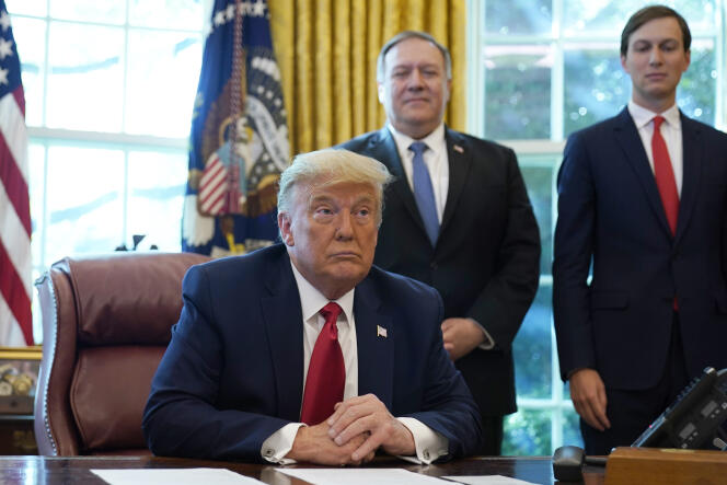 Donald Trump, le chef de la diplomatie, Mike Pompeo, et le gendre du président américain Jared Kushner dans le bureau Ovale, le 23 octobre.