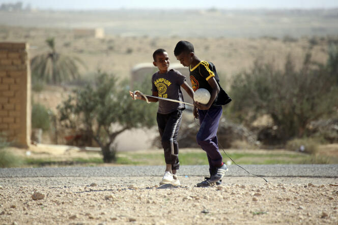 Deux jeunes Tunisiens noirs à Gosba, dans le sud-est de la Tunisie, en 2018.