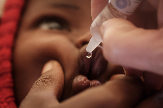 Vaccination d’un enfant contre la polio au Kenya, en juillet 2018.