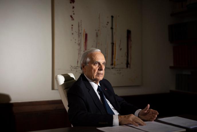 Jean-Marie Burguburu, le président de la Commission nationale consultative des droits de l'homme, dans son bureau à Paris, le 16 octobre.