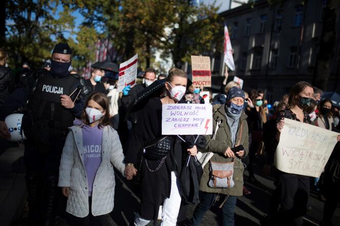 Des manifestantes marchent à Varsovie, samedi 24 octobre.