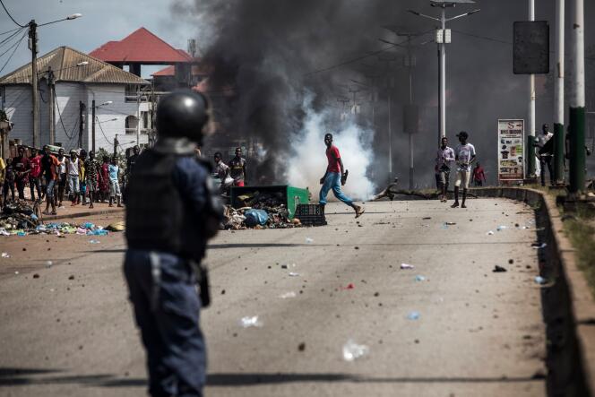 Des affrontements entre policiers et manifestants, après la publication de résultats préliminaires pour l’élection, le 21 octobre à Conakry.