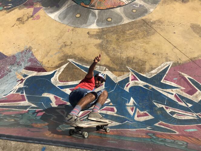 Younès dans l’un des deux bowls du skatepark Nevada de Casablanca, le 24 octobre.