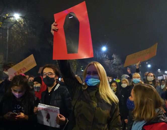 Manifestation contre la décision de la Cour constitutionnelle sur la restriction de la loi sur l’avortement, à Varsovie, Pologne, le 23 octobre 2020.
