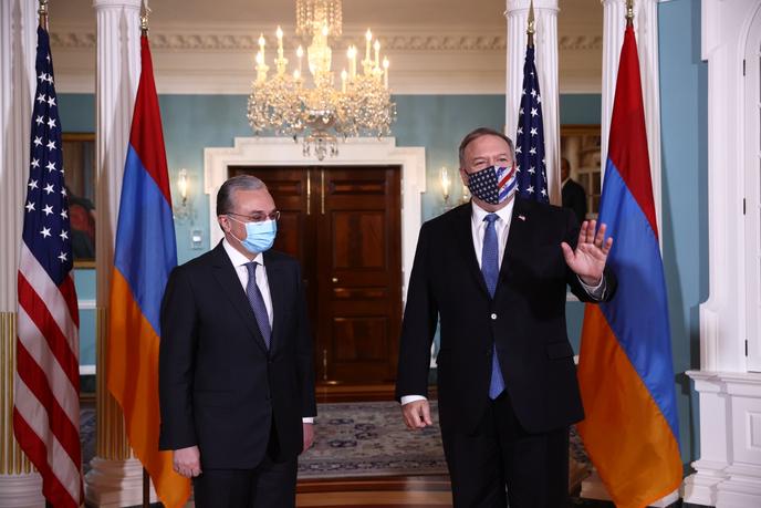 Zohrab Mnatsakanian, le ministre arménien des affaires étrangères (à gauche) avec Mike Pompeo, le secrétaire d’Etat américain, à Washington, le 23 octobre 2020.