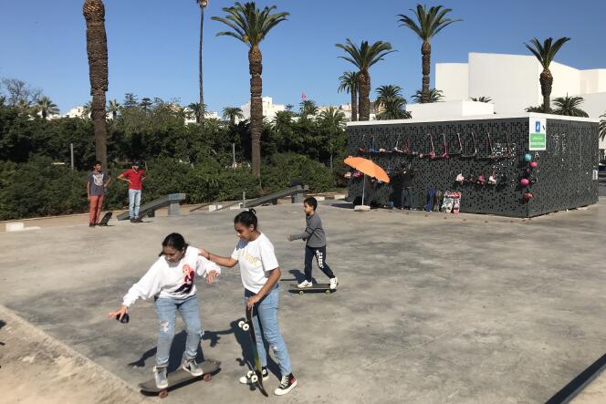 Au skatepark Nevada de Casablanca, deux ados travaillent leur « regular », la position de leurs pieds sur la planche, avant de s’élancer sur une petite pente école, le 24 octobre.