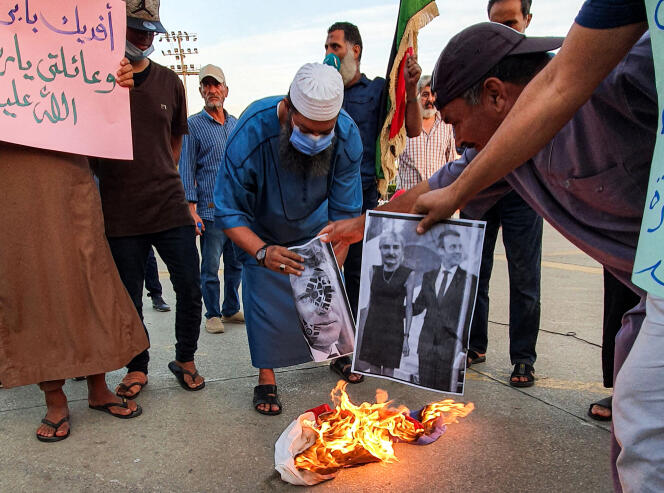 Des manifestants brûlent un portrait d’Emmanuel Macron en Libye, le 25 octobre.