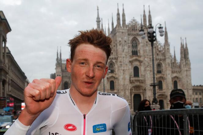 Tao Geoghegan Hart au terme du Tour d’Italie qu’il a remporté, devant la cathédrale du Duomo de Milan le 25 octobre.
