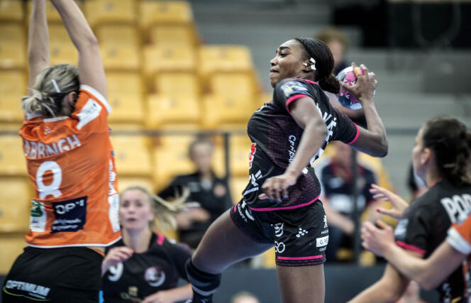 Kalidiatou Niakaté, de Brest Bretagne Handball, à Odense (Danemark), le 25 ocotbre. La Ligue féminine de handball (LFH) a acté le principe de disputer les trois journées de championnat avant la trêve de novembre, qui précédera les championnats d’Europe.