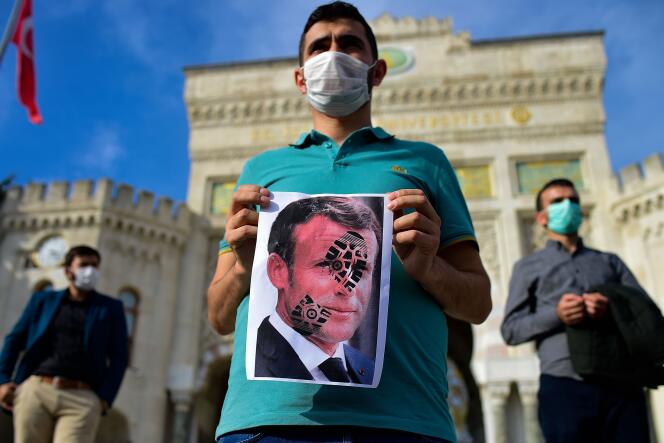 Lors d’une manifestation contre les propos du président français sur les caricatures de Mahomet, à Istanbul, en Turquie, le 25 octobre.