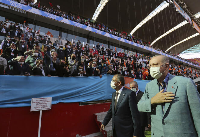 Le président turc, Recep Tayyip Erdogan (à droite), salue les membres de son parti, dans un stade, le 24 octobre à Kayseri (Turquie).