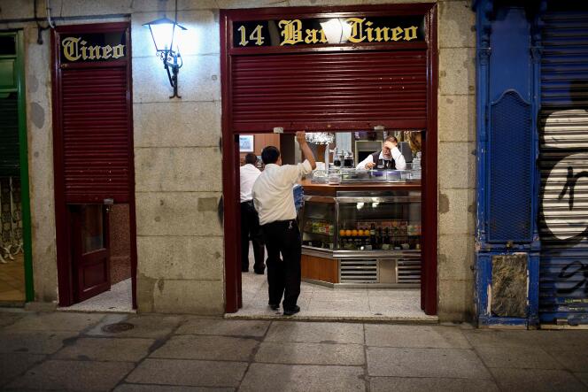 Un employé ferme un bar pour le couvre-feu, le 24 octobre à Madrid.