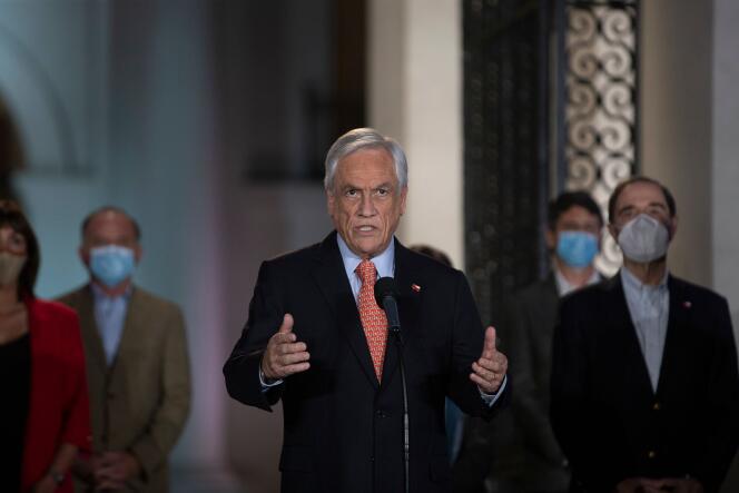 Le président chilien, Sebastian Piñera, au palais présidentiel de La Moneda, après les résultats du vote, le 25 octobre à Santiago.