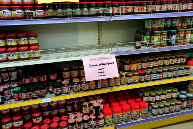 Appel au boycottage de produits français dans un supermarché de Sanaa, le 26 octobre 2020.