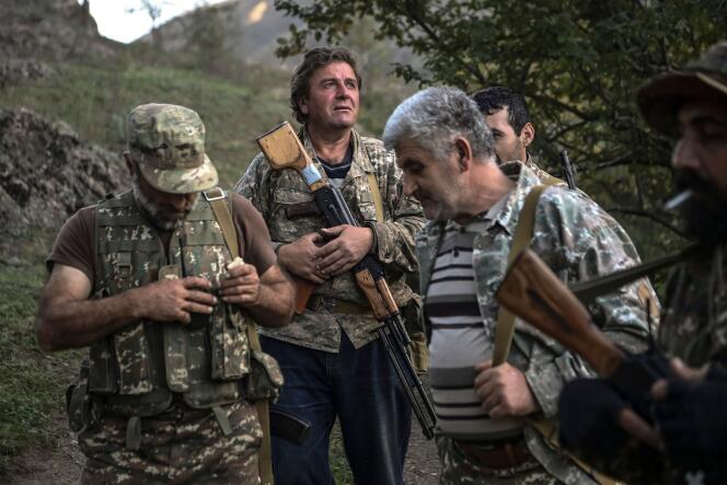 Des combattants volontaires, dans une vallée à l’extérieur d’un village près de Stepanakert, le 23 octobre.