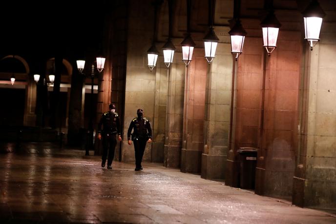 Des policiers patrouillent, lors du premier jour du couvre-feu nocturne instauré dans le cadre de l’état d’urgence afin de contrôler l’épidémie de Covid-19, à Barcelone, en Espagne, le 26 octobre 2020.