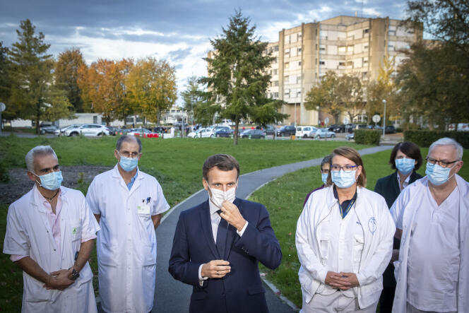 Le président Emmanuel Macron, après une réunion avec le personnel soignant au centre hospitalier René-Dubos, le 23 octobre à Pontoise (Val-d’Oise).