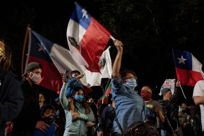 Manifestation de joie après les premiers résultats du vote pour la réforme de la constitution chilienne, le 25 octobre à Santiago.