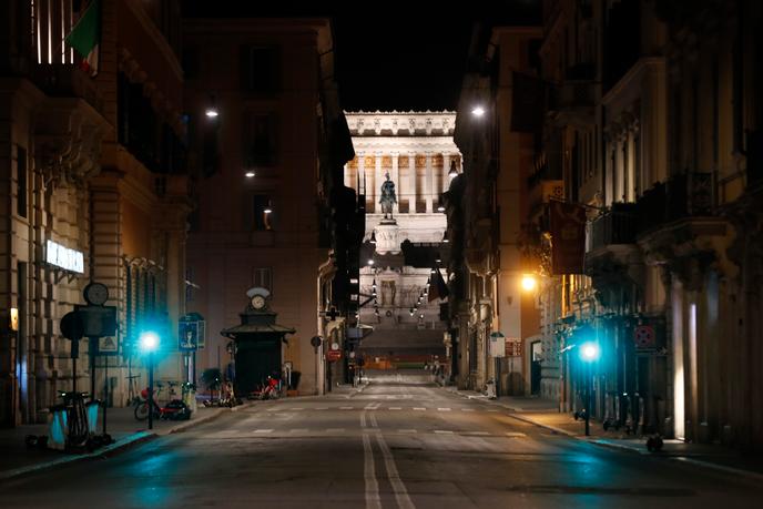 Dans la nuit du 25 au 26 octobre, à Rome, où un couvre-feu est en vigueur de minuit à 5 heures du matin.