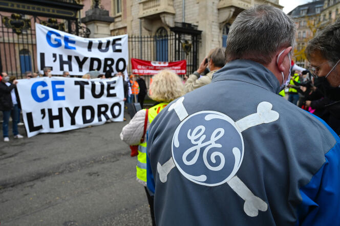 Des salariés du site General Electric de Belfort manifestent, samedi 24 octobre, contre la fermeture de l’usine.