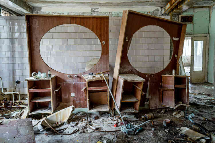 « Au sein d’un centre multiservices de la ville de Pripyat. Les habitants venaient y faire réparer les objets du quotidien ou prendre soin d’eux, comme dans ce salon de coiffure, dont les miroirs ont depuis longtemps disparu. »