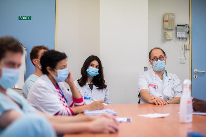 Le professeur Jean-François Timsit, chef du service de réanimation de l’hôpital Bichat, pendant un comité d’éthique avec son équipe, le 22 octobre.