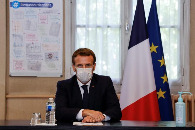 Emmanuel Macron, lors d’une rencontre avec le personnel médical de l’hôpital René-Dubos de Pontoise (Val-d’Oise), le 23 octobre.