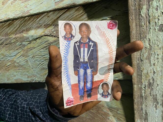 Le pasteur Boniface Tamangoua Ngamenyi montre la photo de son fils, Victory Camibon, 11 ans, tué lors de l’attaque du 24 octobre 2020 à Kumba, dans la région anglophone Sud-Ouest du Cameroun.