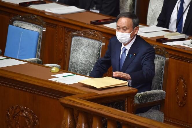 Le Premier ministre japonais Yoshihide Suga, lors d’une session extraordinaire de la chambre basse au Parlement pour prononcer son premier discours politique à Tokyo, le 26 octobre.