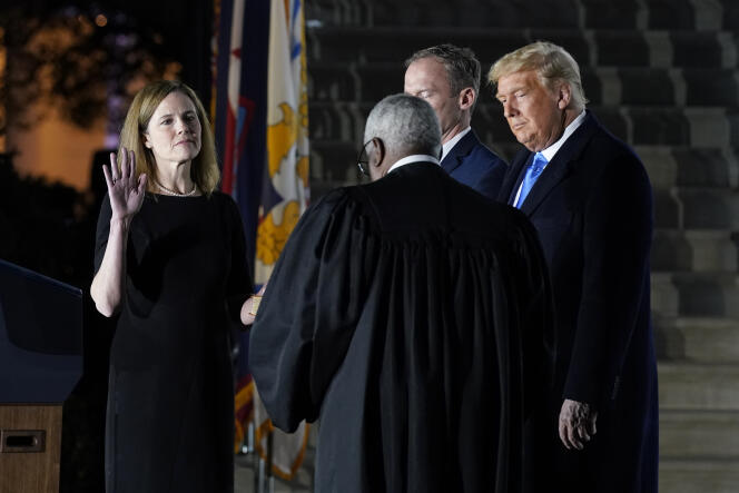 Donald Trump assiste à la prestation de serment de la juge Amy Coney Barrett, à la Maison Blanche, lundi 26 octobre.