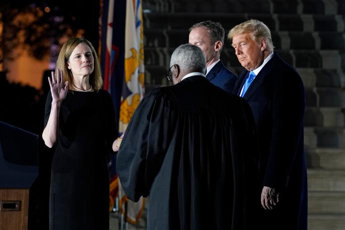 La nouvelle juge de la Cour suprême, Amy Coney Barrett, prête serment devant Donald Trump, à la Maison Blanche, à Washington, le 26 octobre.