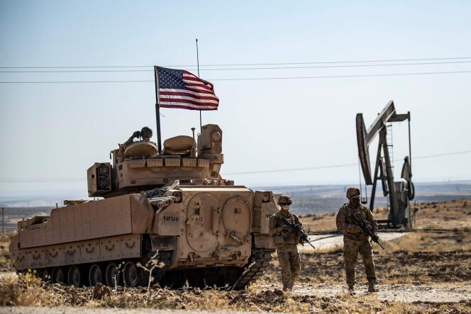 Des soldats américains et un véhicule de combat lors d’une patrouille militaire dans la campagne près de Malikiyé (Derik) dans la province d’Hassaké, dans le nord-est de la Syrie, le 27 octobre 2020.
