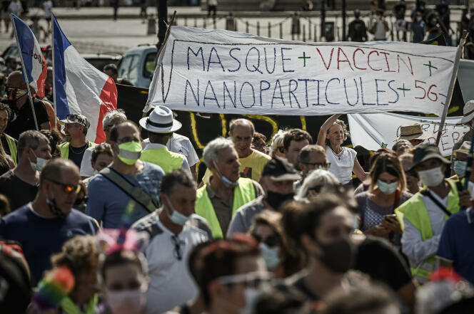 Une banderole évoquant plusieurs inquiétudes sanitaires lors d’une manifestation de « gilets jaunes » à Bordeaux, le 12 septembre 2020.