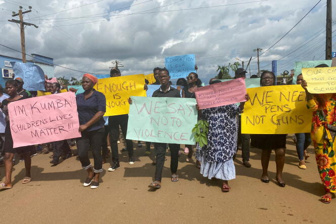 Manifestation le 25 octobre 2020 après l’attaque de l’école Mother Francisca de Kumba, dans la région anglophone du Sud-Ouest, au Cameroun, qui a fait sept victimes parmi les écoliers.