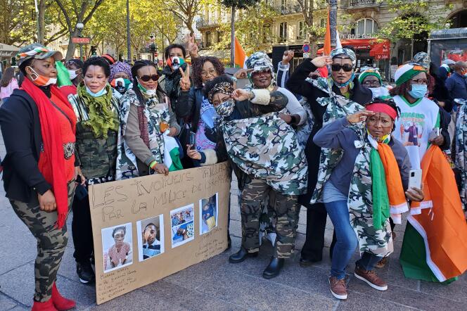 Le 10 octobre 2020. Rassemblement d'Ivoiriennes, place Saint-Michel, à Paris, pour dénoncer la candidature d'Alassane Ouattara à la présidentielle du 31 octobre.