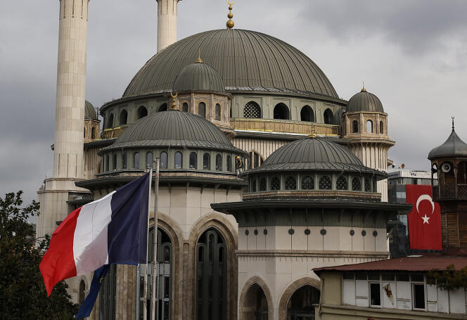 Le drapeau français flotte sur le consulat de la France à Istanbul, le 28 octobre.