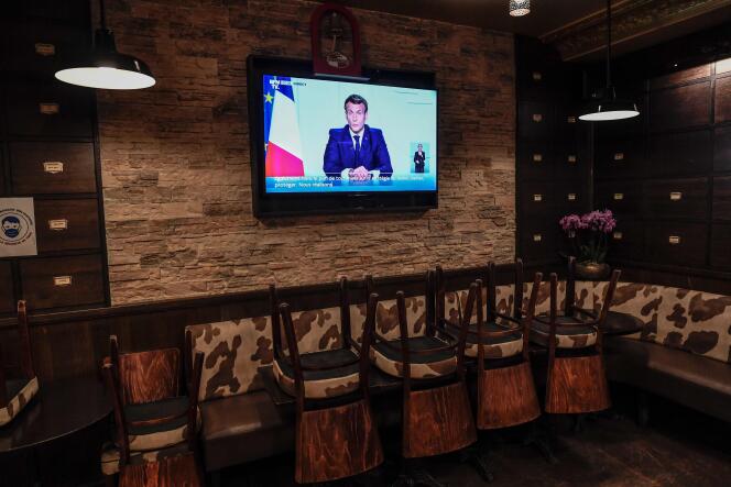 Un bar parisien diffuse l’intervention d’Emmanuel Macron, le 28 octobre.