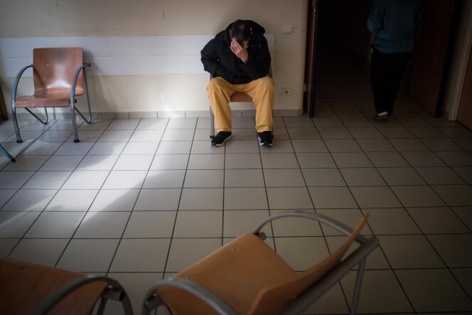 Un patient attend dans un couloir du centre psychiatrique du Bois-de-Bondy (Seine-Saint-Denis), le 7 mai.