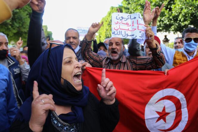 Manifestation contre la défense par le président Emmanuel Macron de caricatures représentant le prophète Mahomet, devant l’ambassade de France à Tunis, le 29 octobre.