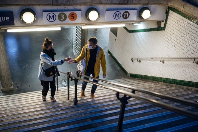 Bouche d’entrée d’un métro parisien, en octobre 2020.
