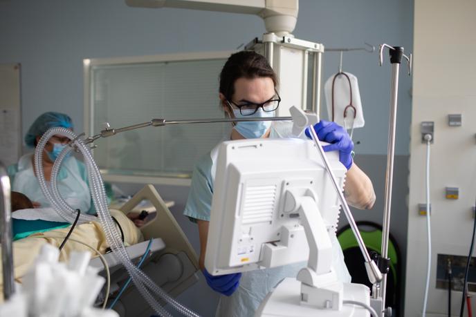 Un interne du service de réanimation règle un respirateur, hopirtal Bichat, Paris, le 22 octobre.