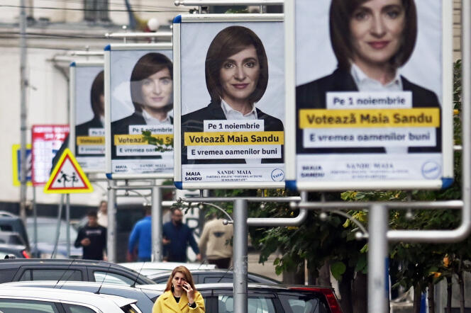 Des affiches de campagne pour la candidate à la présidentielle Maia Sandu, ancienne première ministre, à Chisinau, le 28 octobre.