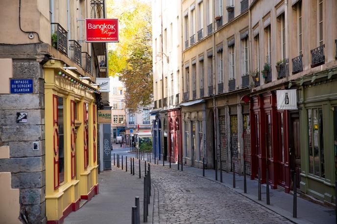 Une rue commerçante de Lyon, vendredi 30 octobre.