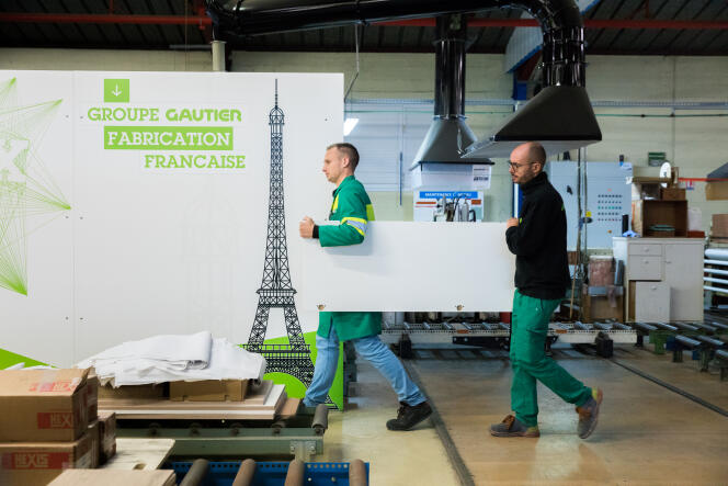 Pour continuer à produire en France, l’entreprise vendéenne de meubles Gautier joue le sur-mesure et le travail en flux tendu.