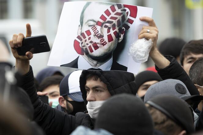 Des manifestants russes protestent contre la publication de caricatures de Mahomet devant l’ambassade de France à Moscou le 30 octobre.
