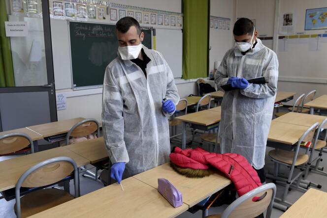 Des pompiers collectent des échantillons en pleine pandémie de Covid-19, dans une salle de classe d’une école primaire de Marseille, le 2 octobre.